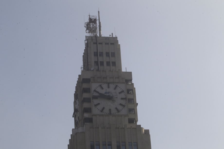 2017-06-13 -  O relógio da Central do Brasil amanhece novamente pichado. 
Foto de Maíra Coelho / Agencia O Dia.   - Maíra Coelho