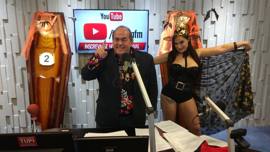 Pedro Augusto e uma das personagens do seu programa. 'As pessoas t&ecirc;m migrado muito mais para a internet', diz ele