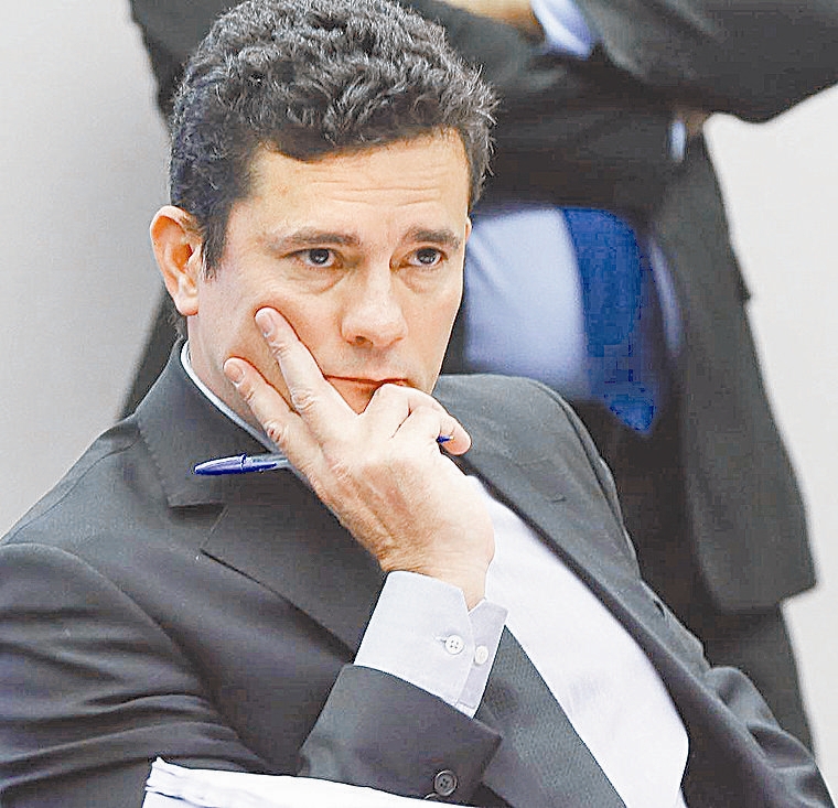O juiz Sergio Moro, da Lava Jato, condenou o ex-presidente Lula a nove anos e seis meses por corrupção