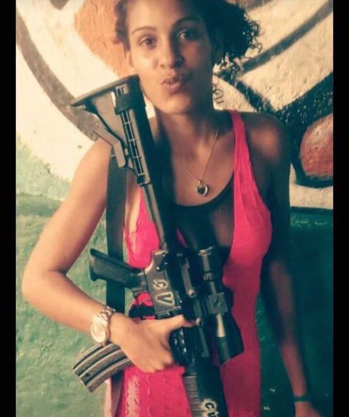 X. faz pose com fuzil do CV