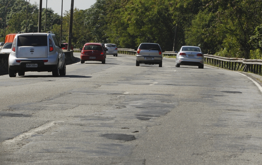 2017-07-17 - Suíte do arrastão e tiroteio entre policiais e bandidos na Linha Vermelha (Via Expressa Presidente João Goulart), na noite do último domingo (16/07). Na imagem, policiais militares (PM) fazem patrulhamento sob um viaduto, na altura do Complexo da Maré. Foto de Alexandre Brum / Agência O Dia - POLICIA CIDADE ARRASTÃO VIOLÊNCIA CRIME BANDIDOS ASSALTANTES TURISMO RIO DE JANEIRO PÂNICO CRISE