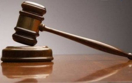 Homem sobe em mesa e tenta prender o juiz no próprio julgamento