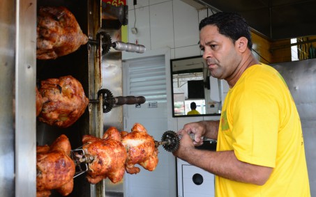 Prefeitura do Rio cria 'Frangão Carioca', que analisa o preço do frango assado em toda a cidade