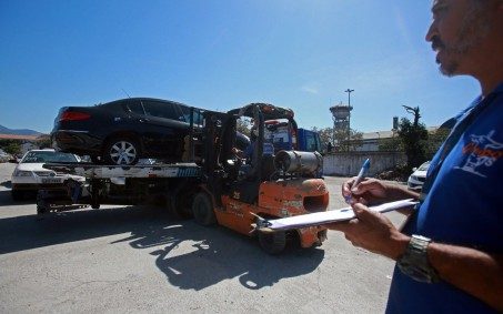 Carros estacionados em locais proibidos não poderão ser rebocados na presença do proprietário