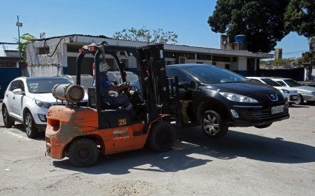Reboque de veículo na presença do motorista passa a ser proibido
