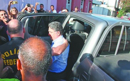 Justiça denuncia policial por torturar Garotinho na cadeira de Benfica