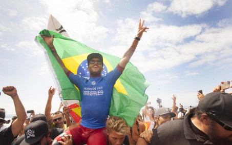 Com Filipe Toledo na liderança, Taiti recebe prova decisiva no Circuito Mundial de Surfe