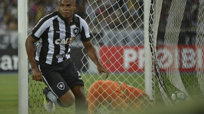 Vinicius Tanque comemora o gol da vitória sobre a Chape, quarta-feira