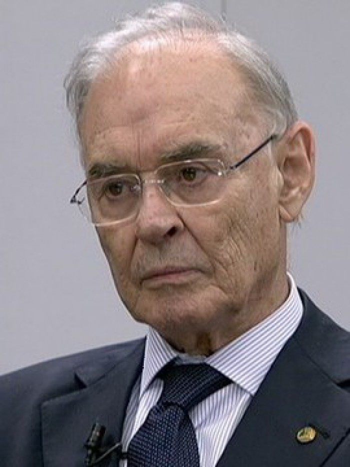 Senador Arolde de Oliveira estava internado desde o dia 4 de outubro