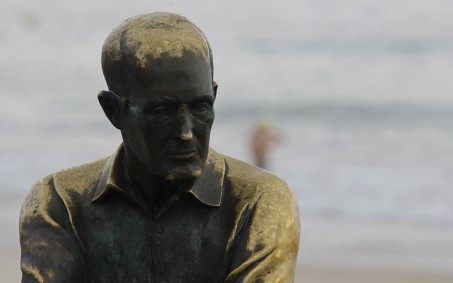 Após novo furto, óculos da estátua de Drummond devem ser recolocados em um mês, diz Prefeitura do Rio