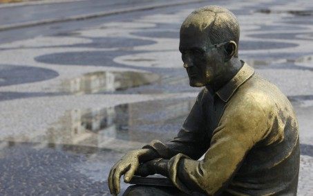 Óculos da estátua de Carlos Drummond são novamente furtados em Copacabana