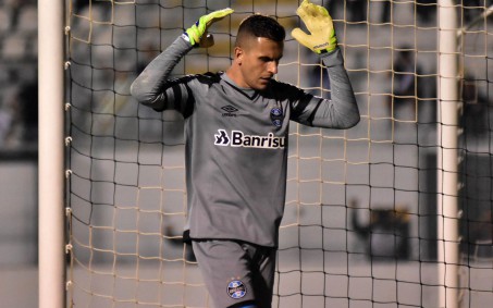 Nome de ex-goleiro do Grêmio agrada, mas Botafogo adota cautela em negociação