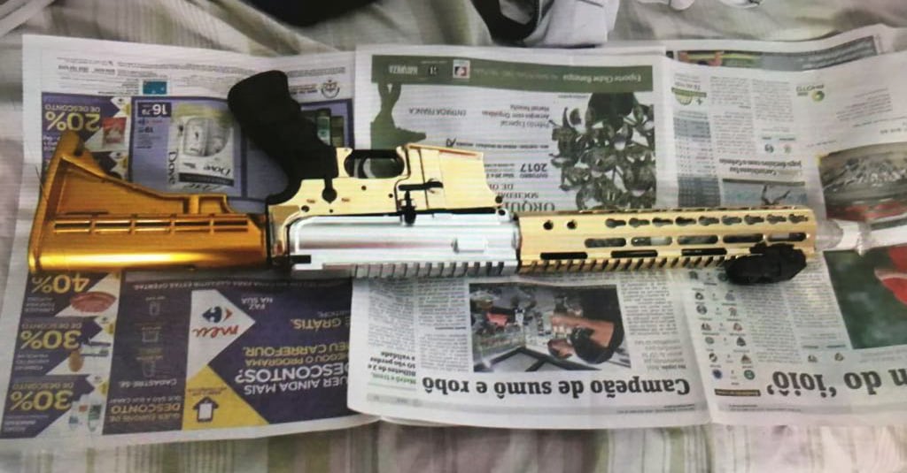 Cachorr&atilde;o, que gostava de ostentar riqueza com joias e fuzil dourado, rodou com o rabinho entre as pernas