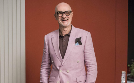 Marcos Caruso celebra 50 anos de carreira e emociona web: 'Grande artista'