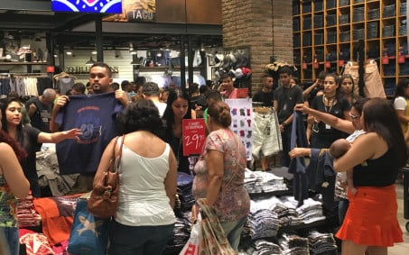 Vendas do comércio recuam 0,3% em setembro, aponta IBGE