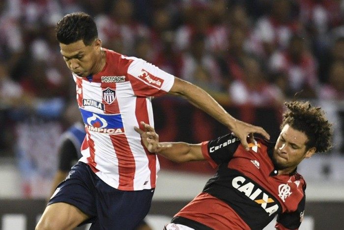 Colombia's Junior forward Teofilo Gutierrez (L) is marked by Brazil's Flamengo midfielder Willian Arao during the Copa Sudamericana semifinal second leg football match at the Roberto Melendez stadium in Barranquilla, Colombia, on November 30, 2017. / AFP PHOTO / Luis ACOSTA