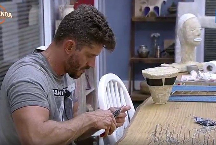 Marcos Harter est&aacute; fazendo uma boneca em 'A Fazenda'