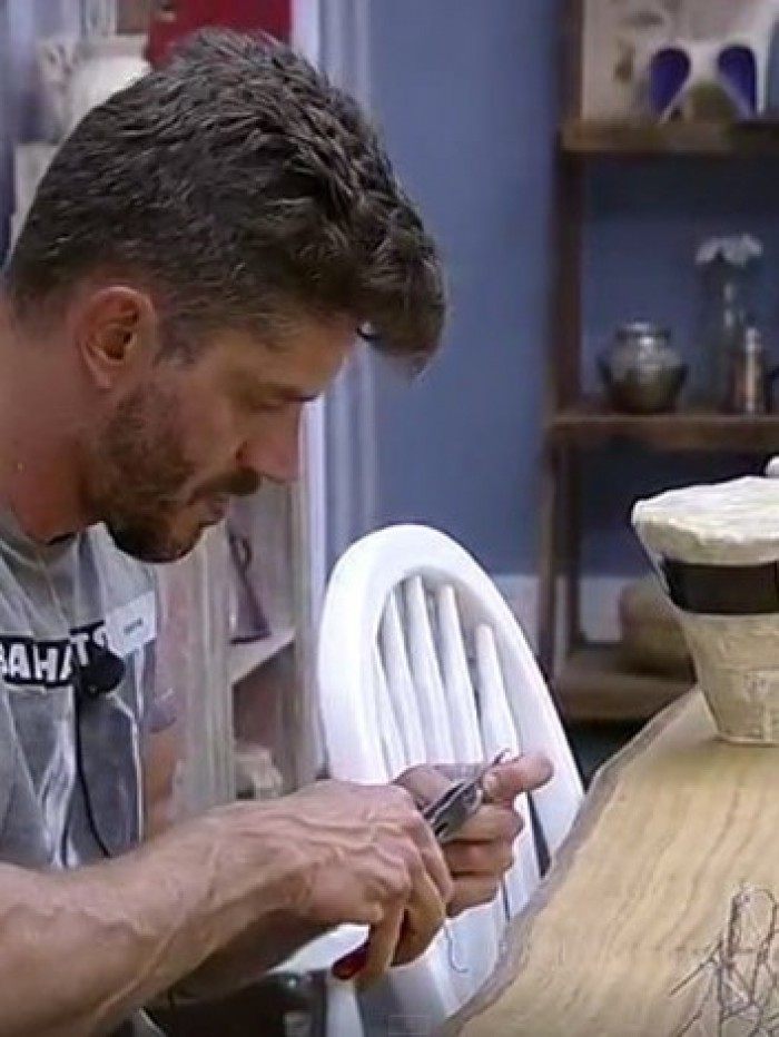 Marcos Harter está fazendo uma boneca em 'A Fazenda'