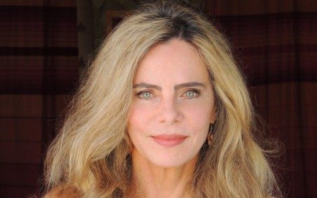 Bruna Lombardi exibe boa forma e fãs elogiam: 'Perfeita'