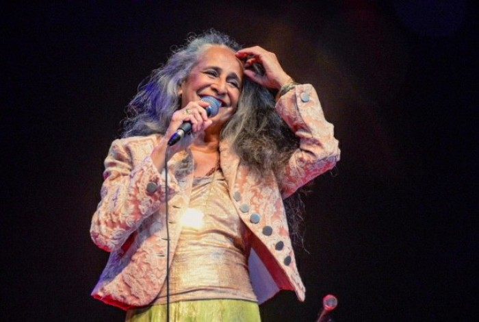 Maria Beth&acirc;nia completa 77 anos e famosos celebram