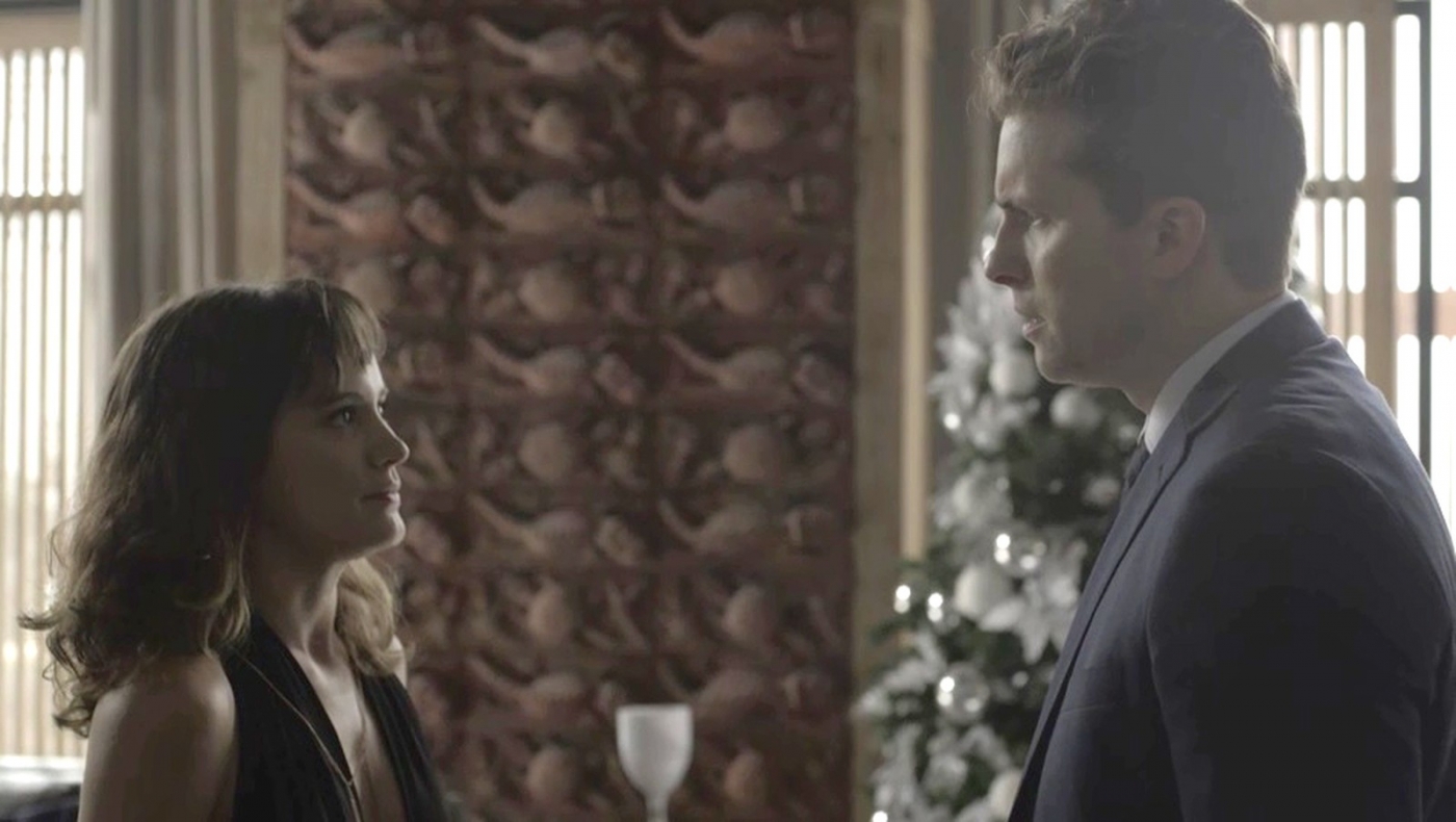 Ap&oacute;s o beijo, Clara se afasta de Patrick e corta o clima de romance