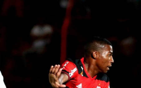 Pouco aproveitado, ex-meia do Flamengo busca saída de clube europeu