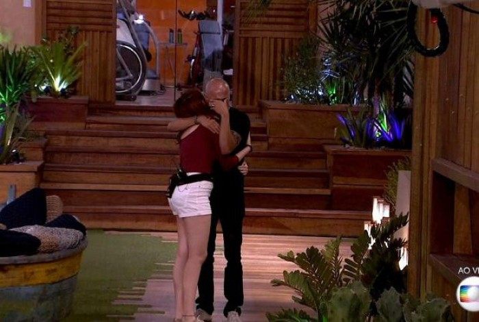 Ana Clara e Ayrton se abra&ccedil;am no jardim ap&oacute;s a elimina&ccedil;&atilde;o de seus familiares