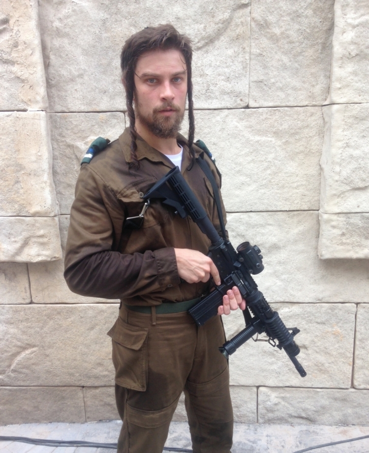 Raphael Sander em cena como Noah: ator chama aten&ccedil;&atilde;o nas ruas por causa do visual 