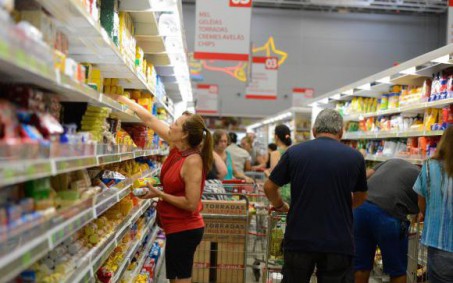 Intenção de consumo das famílias sobe 0,5% em junho, mostra CNC