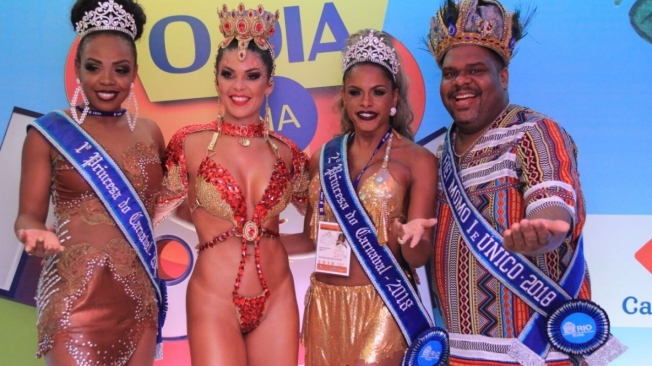 AS RAINHAS DA S�RIE A
Elaine Azevedo (Est�cio de S�), Larissa Nicolau (Santa Cruz) e Raissa Machado (Viradouro) foram as rainhas de bateria que brilharam na S�rie A do Carnaval do Rio. Deslumbrante na Avenida, Elaine exibiu um corpo estilo Sabrina Sato numa roupa vermelha confeccionada por Guilherme Alves. A Rainha ainda teve g�s para se destacar no posto de musa do camarote do Jornal O DIA. A novinha Larissa Nicolau (de preto) e Raissa Machado (de azul) tamb�m deram show na Sapuca�. As duas usaram roupas confeccionadas pelo estilista Michel Marssola. 