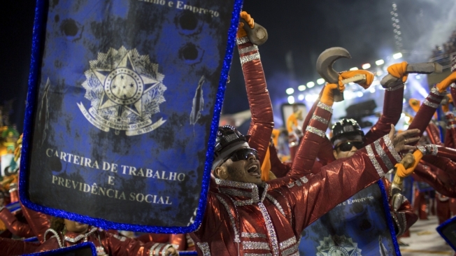 Revellers of the Paraiso do Tuiuti samba school perform during the first night of Rio's Carnival at the Sambadrome in Rio de Janeiro, Brazil, on February 12, 2018. / AFP PHOTO / Mauro PIMENTEL