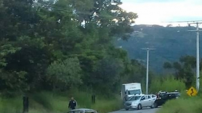 Ve�culos foram incendiados na estrada Cunha-Paraty, ontem