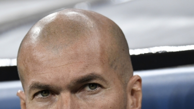 Real Madrid's French coach Zinedine Zidane looks on before the UEFA Champions League round of sixteen first leg football match Real Madrid CF against Paris Saint-Germain (PSG) at the Santiago Bernabeu stadium in Madrid on February 14, 2018.   / 
