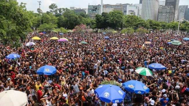 Multidão toma o Aterro do Flamengo no desfile do Monobloco