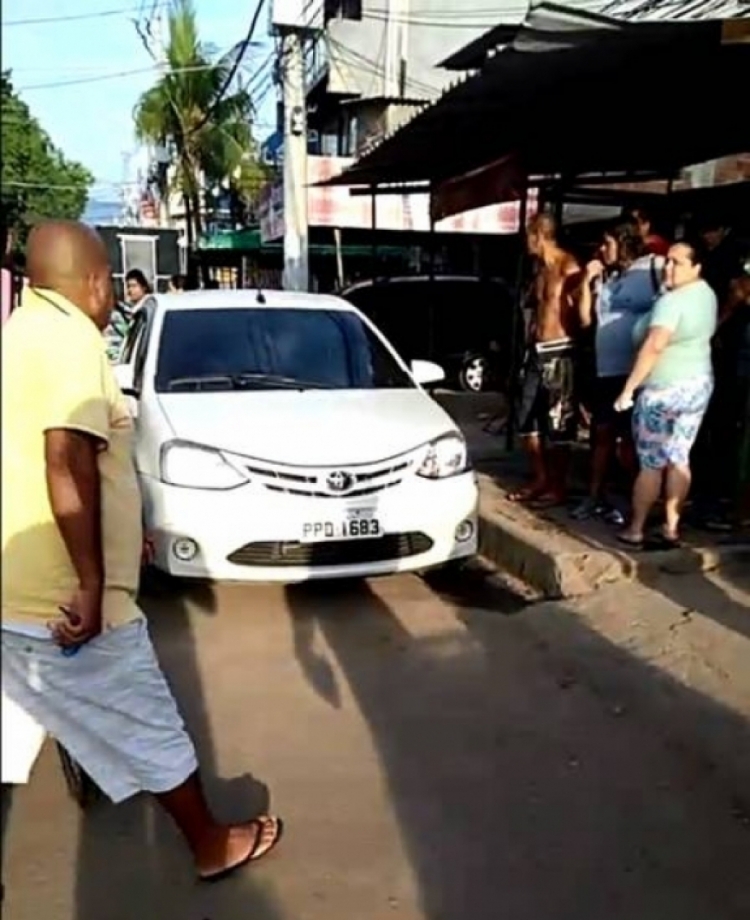 Os corpos de Palmilha e uma mulher estavam dentro deste carro