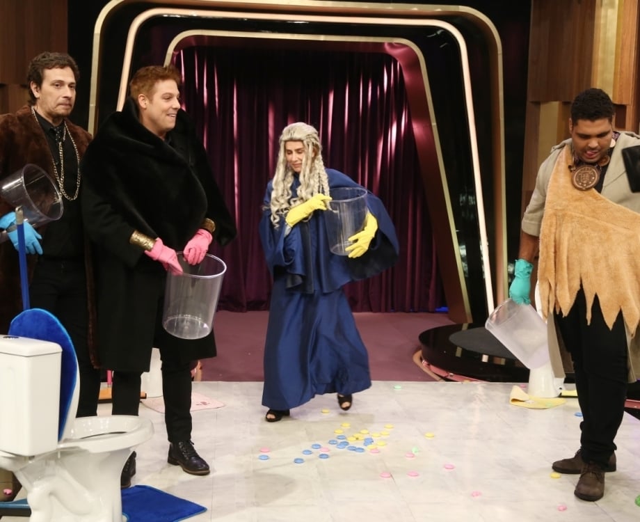 Mait&ecirc; Proen&ccedil;a participa de brincadeira com Porchat no programa