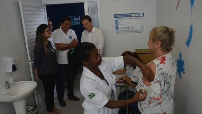 Crivella (de camisa social) acompanha a vacina��o em Benfica