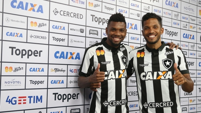 Marcelo (E) e Yago vestem a camisa do Botafogo pela primeira vez 