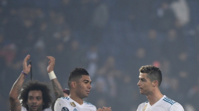 Marcelo (E), Casemiro e Cristiano Ronaldo comemoram a classifica��o