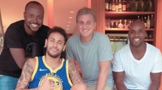 Na cadeira de rodas, Neymar recebe a visita de Thiaguinho, Huck e Zulu