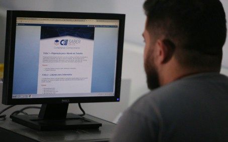 Jovens estão buscando estágio para complementar renda familiar; confira 1.964 vagas abertas no Rio