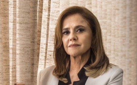 Marieta Severo tem alta médica e deixa hospital após tratar covid-19