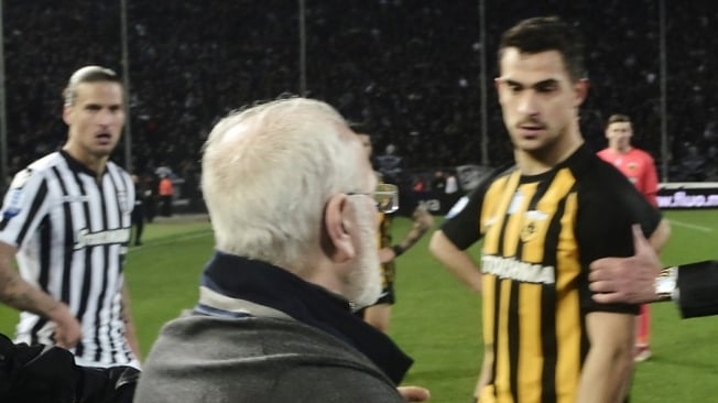 Paok president Ivan Savvidis (C) takes to the pitch carrying a handgun in his waistband (below C), after the referee refused a last minute goal on March 11, 2018 during the Greek Superleague football match PAOK Thessaloniki vs AEK Athens on March 11, 2018 in Thessaloniki.
The match between PAOK Thessaloniki and AEK Athens for the Greek Super League at Toumpa stadium has been temporarily stopped after the referee and his assistants were deliberating whether to allow or disallow a  90th minute goal for PAOK. / AFP PHOTO / stringer