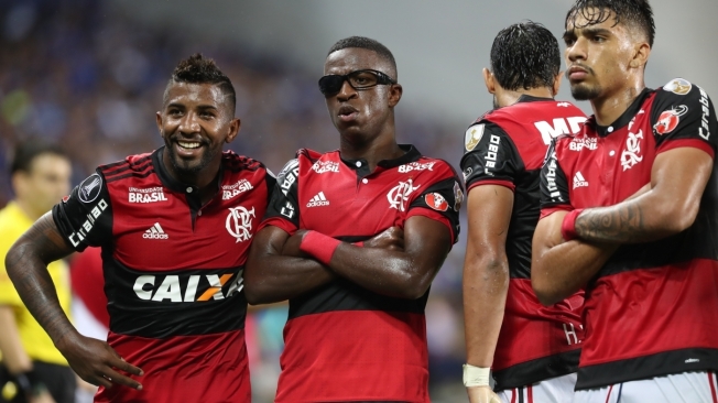 Com Rodinei, Dourado e Paquet�, Vinicius Junior comemora o gol da virada com direito a �culos escuros
