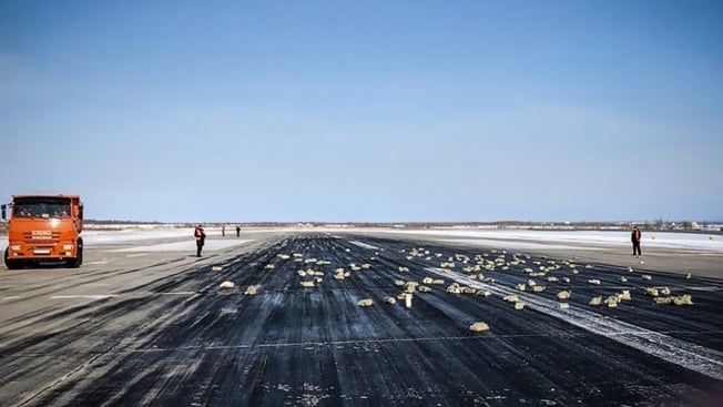 Barras de ouro e prata ca�ram na pista do aeroporto de Yakutsk