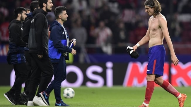 Filipe Luis, do Atl�tico de Madrid, sofreu a les�o em jogo da Liga Europa