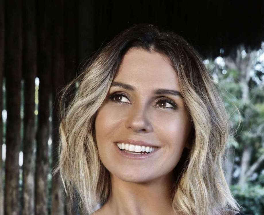 Giovanna Antonelli muda o visual e exibe os fios platinados