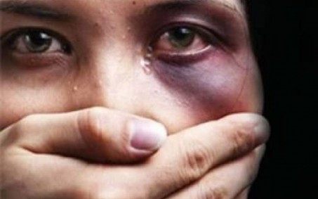 Vereador é preso após amarrar esposa em árvore e arrastá-la por terreno em MG