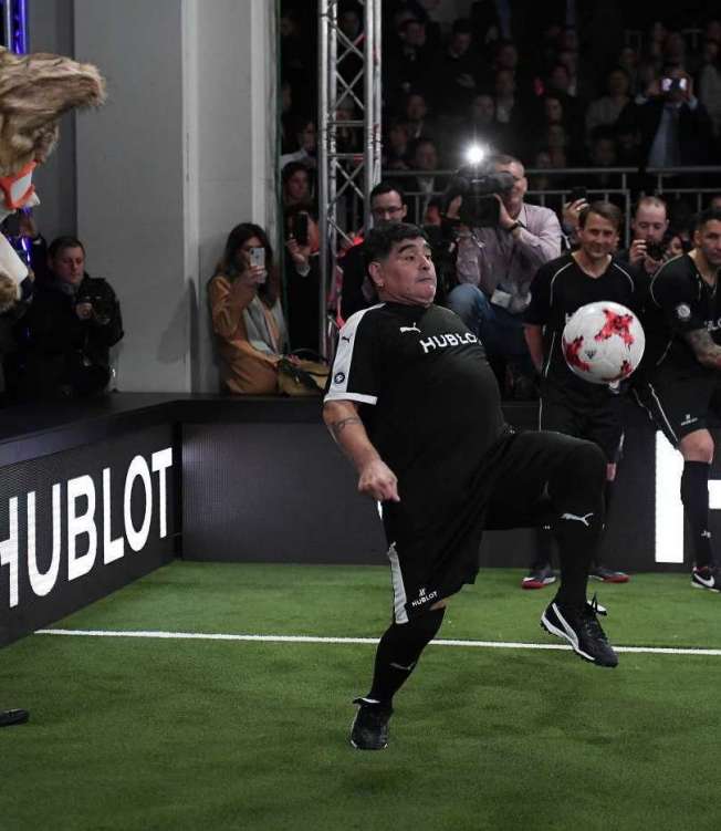 Argentina's Diego Armando Maradona (C) takes part in an exhibition football game organised by watchmaker Hublot during the press day on the eve of the opening of the Baselworld watch and jewellery show on March 21, 2018 in Basel. / AFP PHOTO / FREDERICK FLORIN
Caption