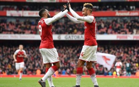Barcelona sonda situação de dupla de ataque do Arsenal